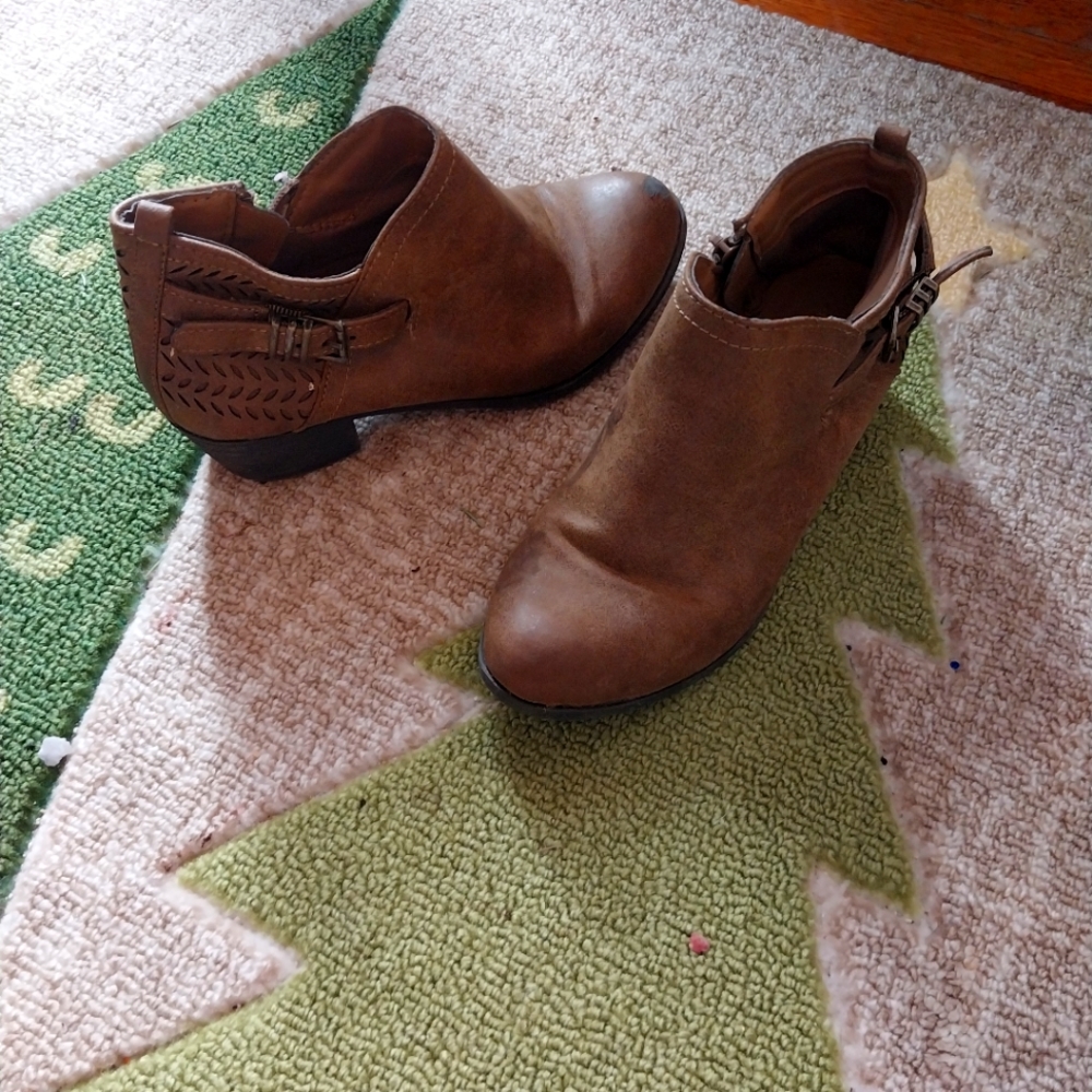 NWOT girls low rise boot